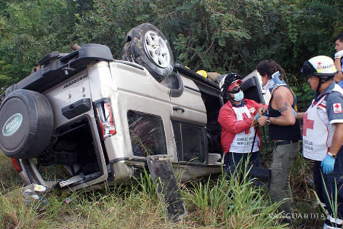 Saúl Hernández sale ileso tras volcar su camioneta