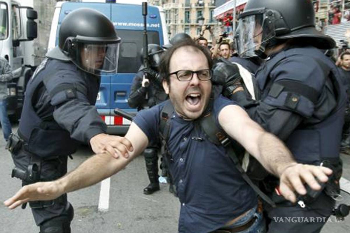 Los 'indignados' recuperan la plaza de Catalunya tras la retirada de la policía