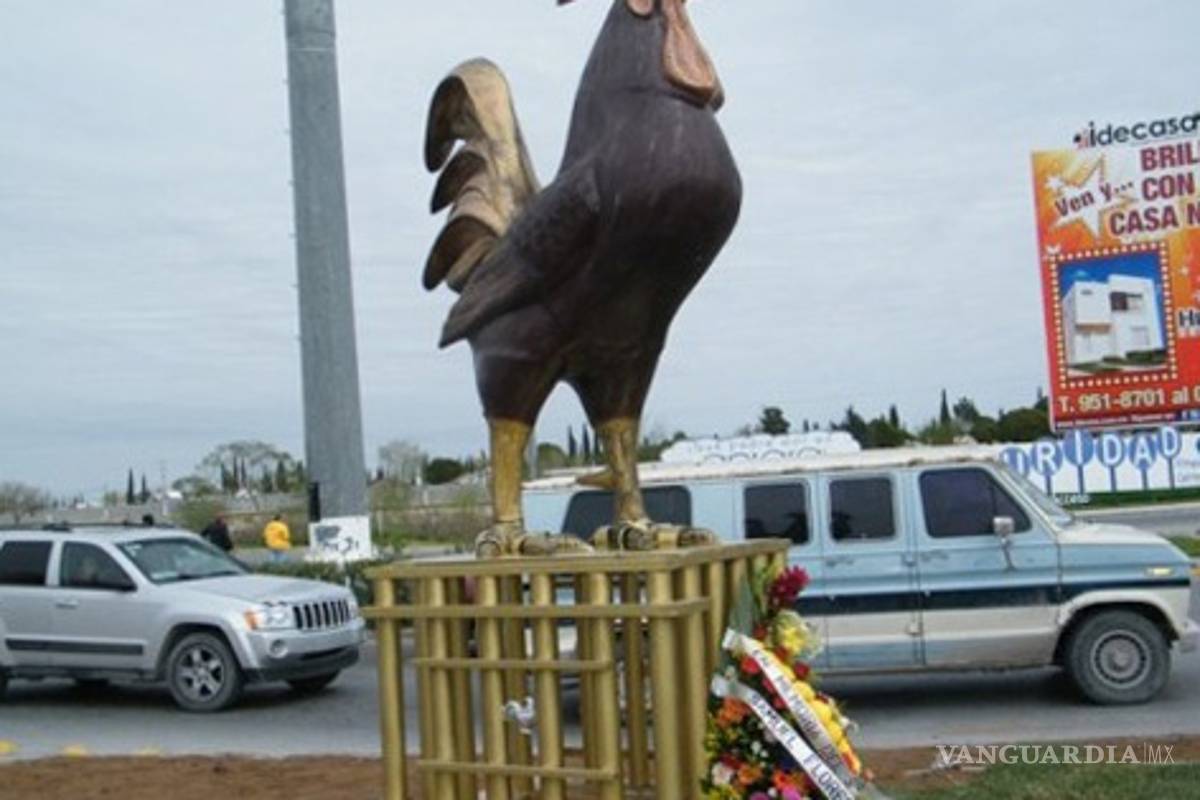 Amanece misterioso monumento de un &quot;gallo&quot; en avenida de Reynosa
