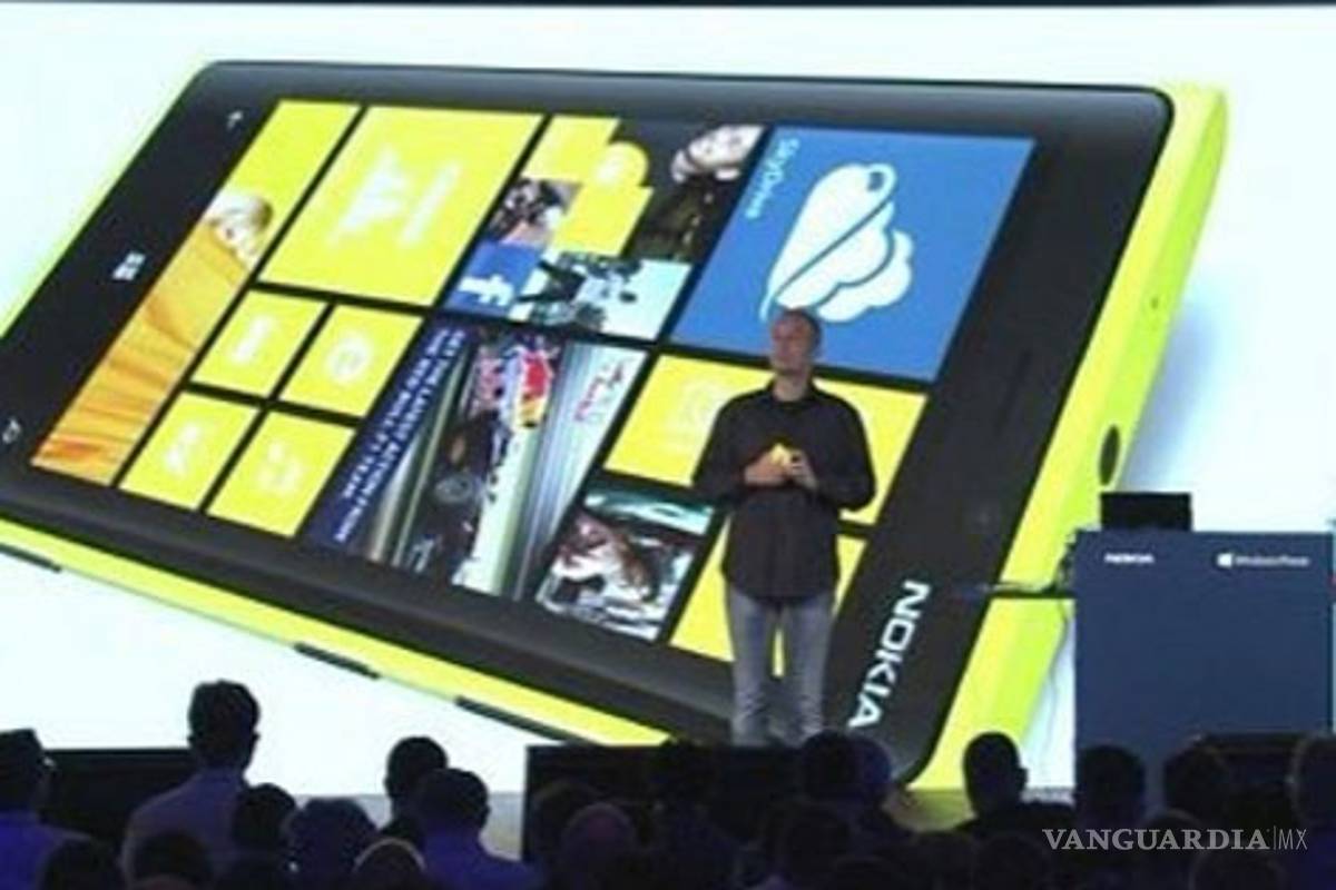 Presenta Nokia el Lumia 920; la batería cargará inalámbricamente