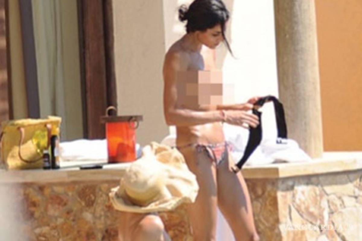 Paola Nuñez se broncea en topless