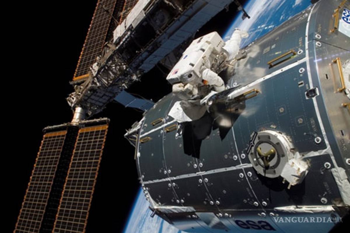 Cosmonautas pierden antena en jornada espacial