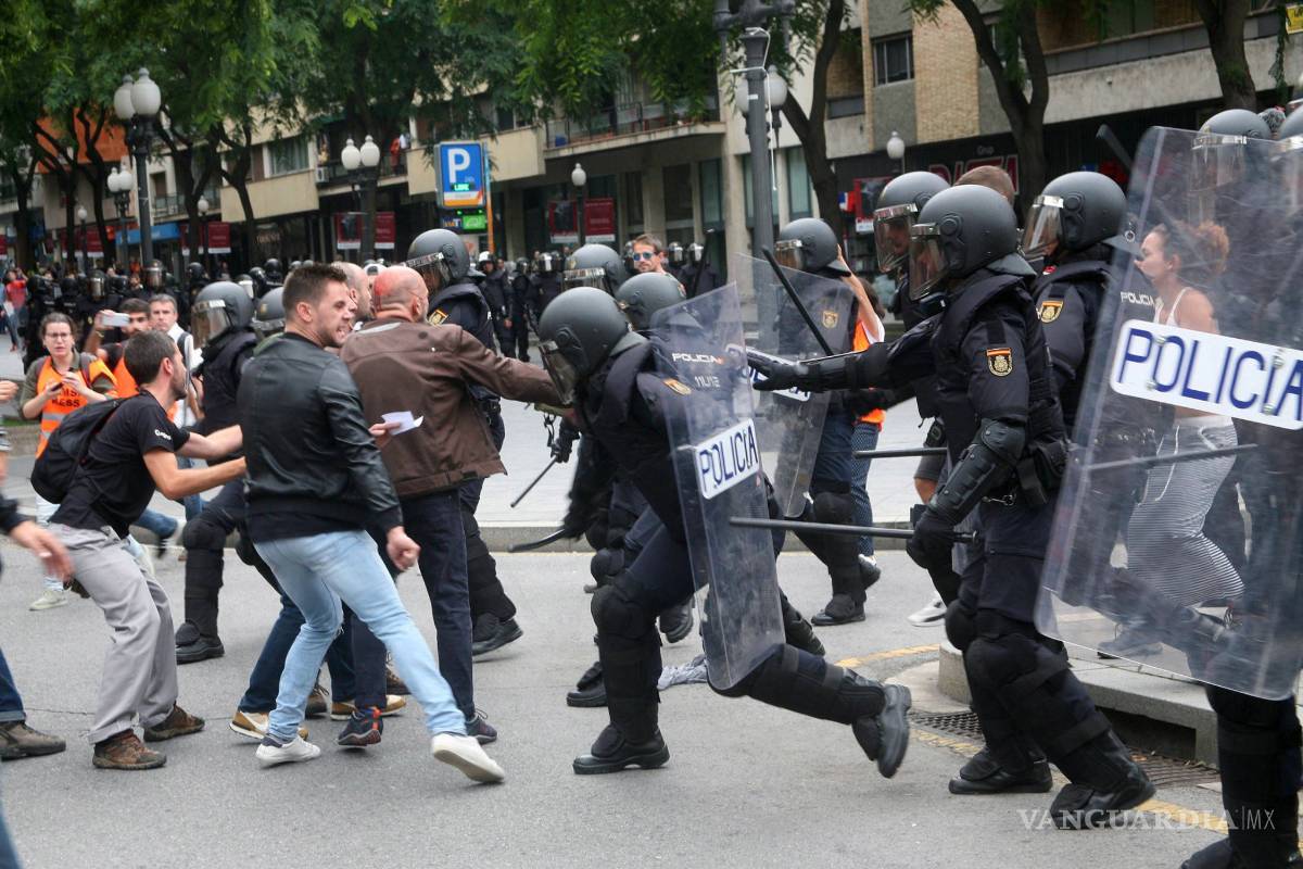 Entre altercados, Cataluña sigue votando en un referéndum marcado por irregularidades