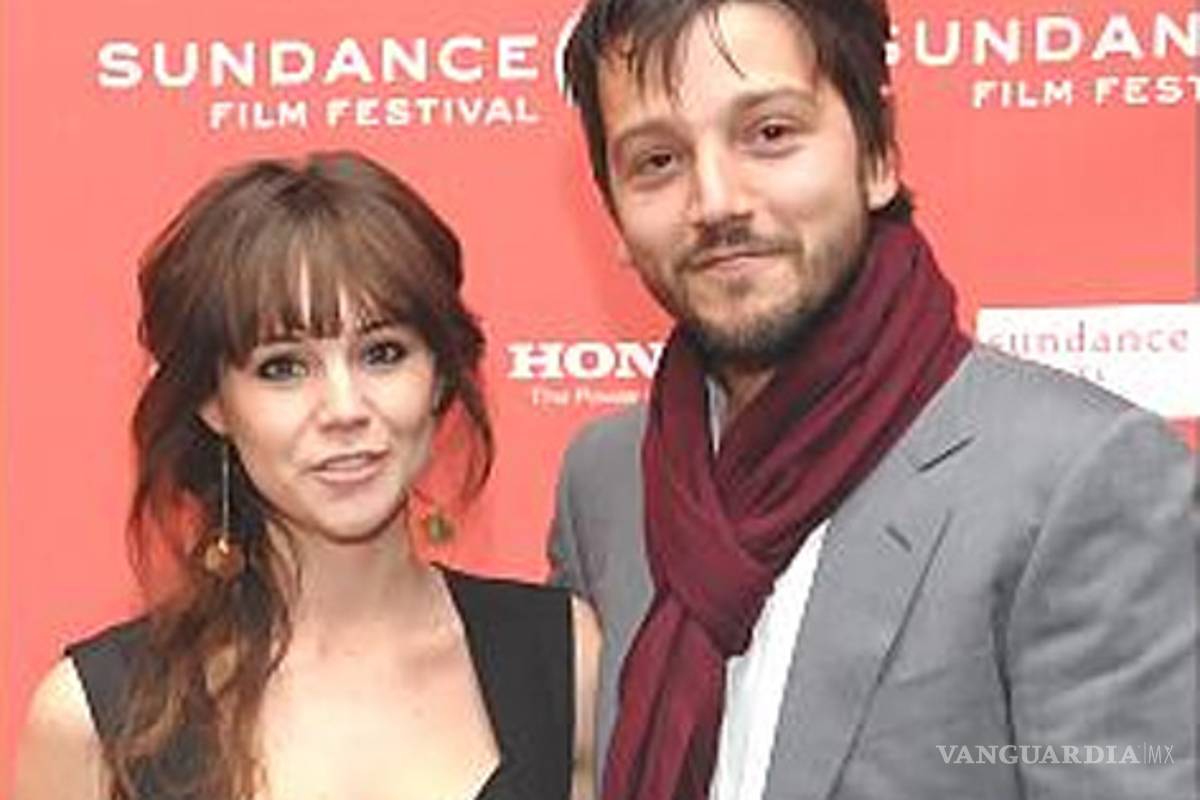 Diego Luna y Camila Sodi presentan a su hija Fiona