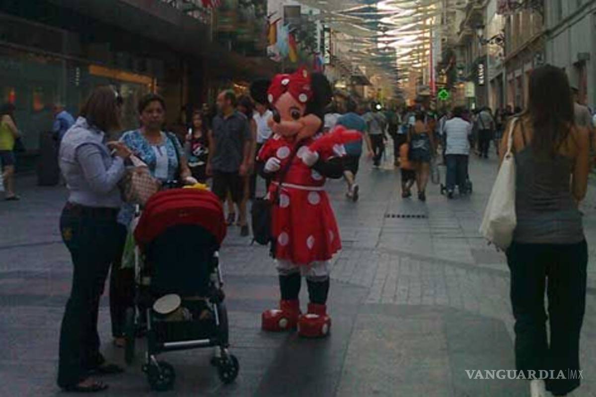 Bob Esponja protege a Dora la Exploradora de recibir una paliza de Minnie