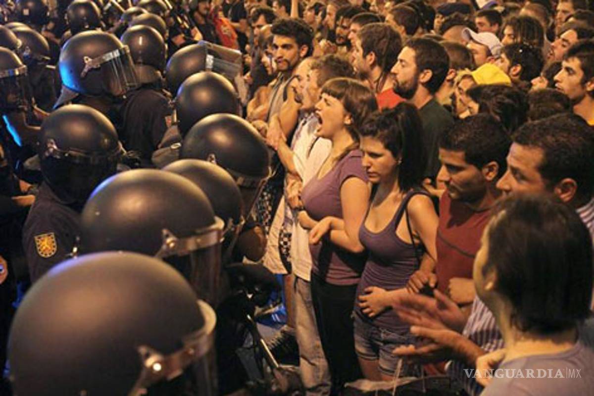 Policías golpean a manifestantes en España