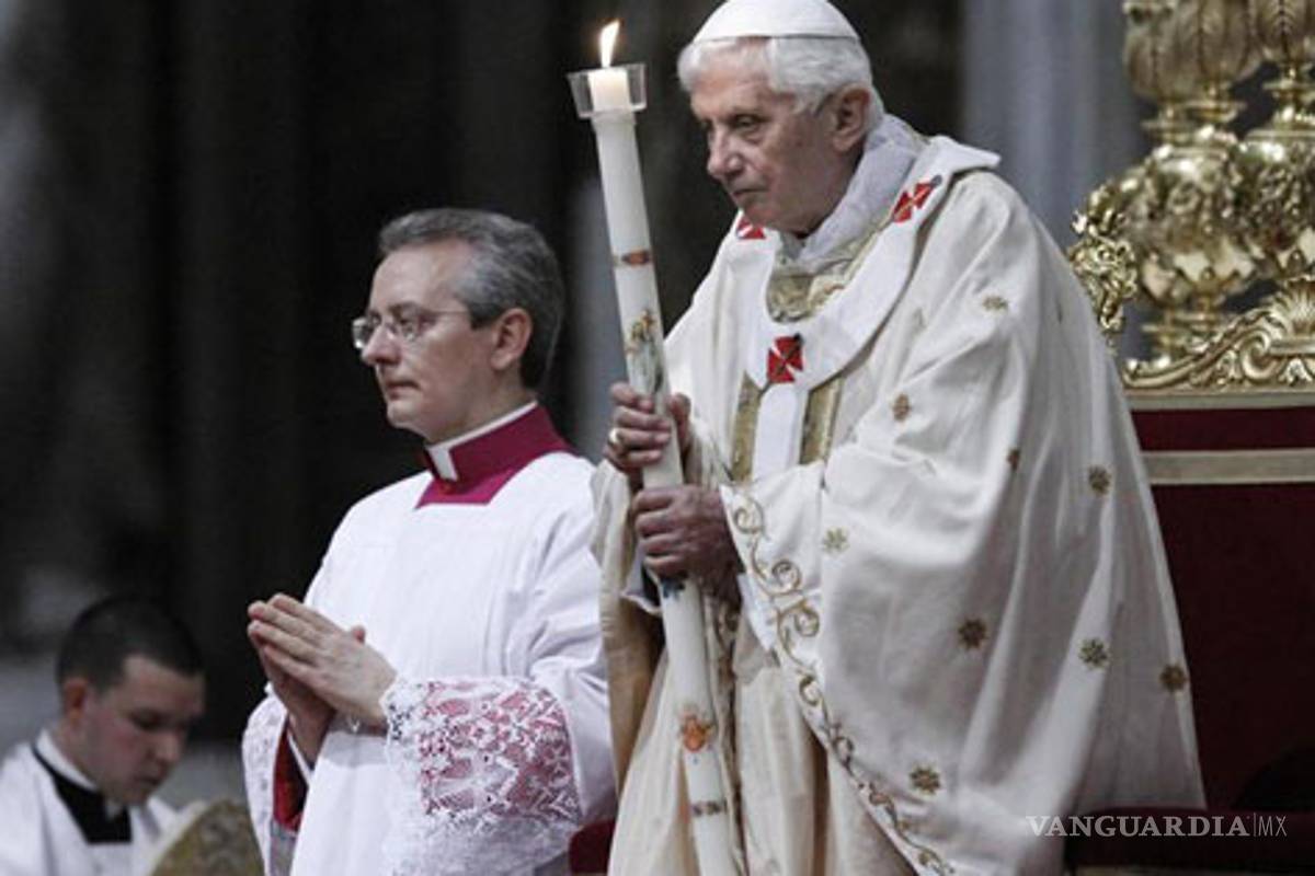 Benedicto XVI oficia rito de la Vigilia Pascual