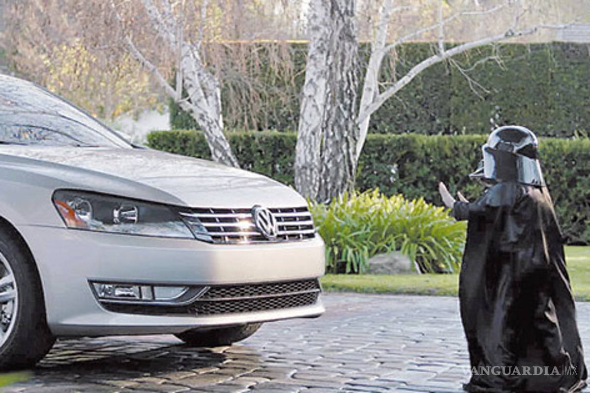 Mini Darth Vader encantó a todos en Super Bowl XLV (Video)
