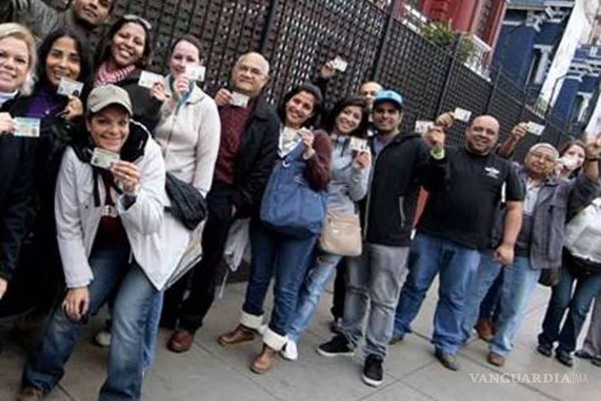 Siguen las filas en Venezuela pese a cierre de casillas