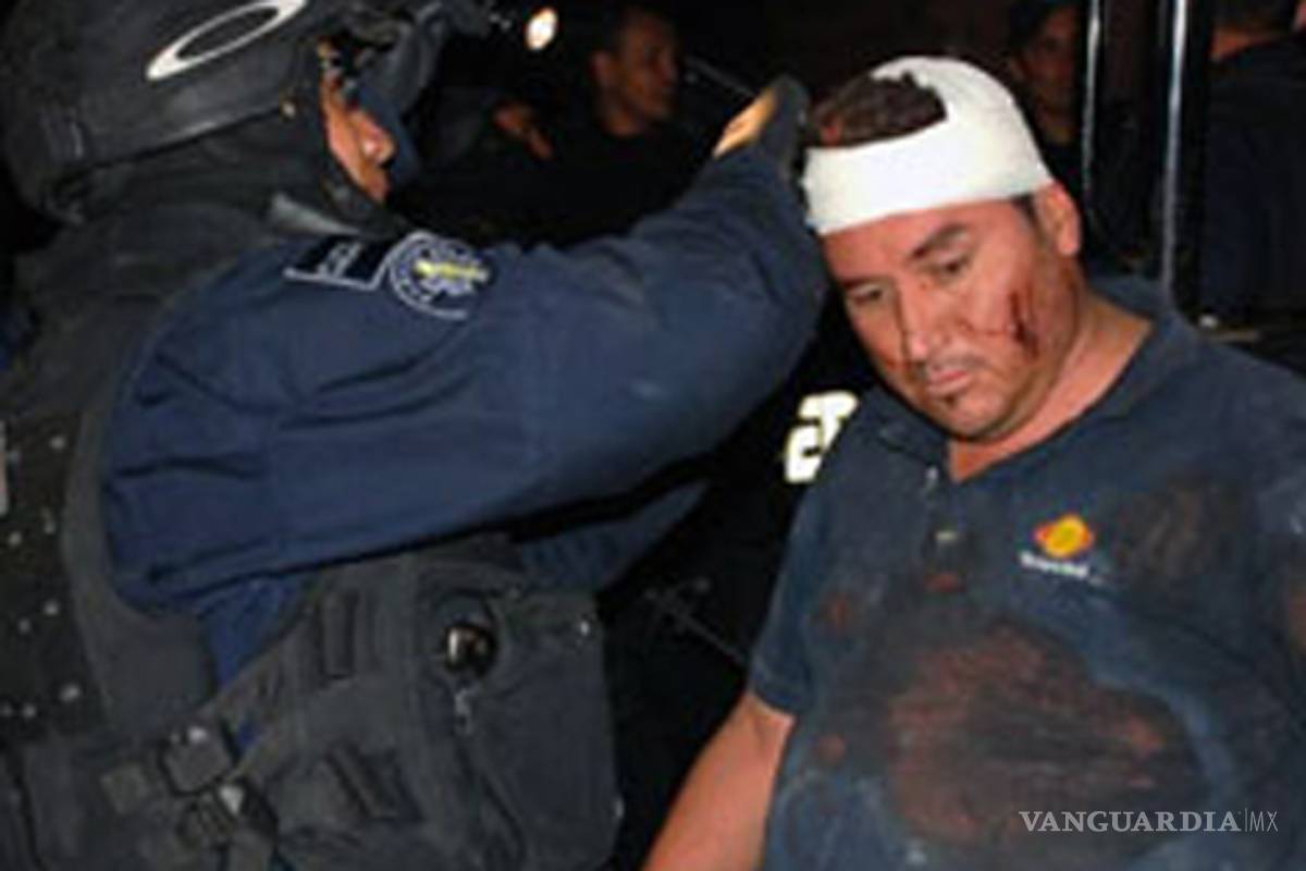 Policías federales golpean a camarógrafo de Televisa Monterrey