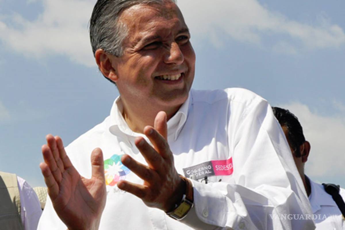 "Mejor becarios que sicarios": Heriberto Félix Guerra