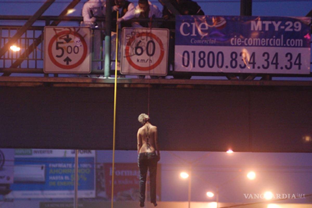 Encuentran a La Pelirroja colgada de un puente en NL