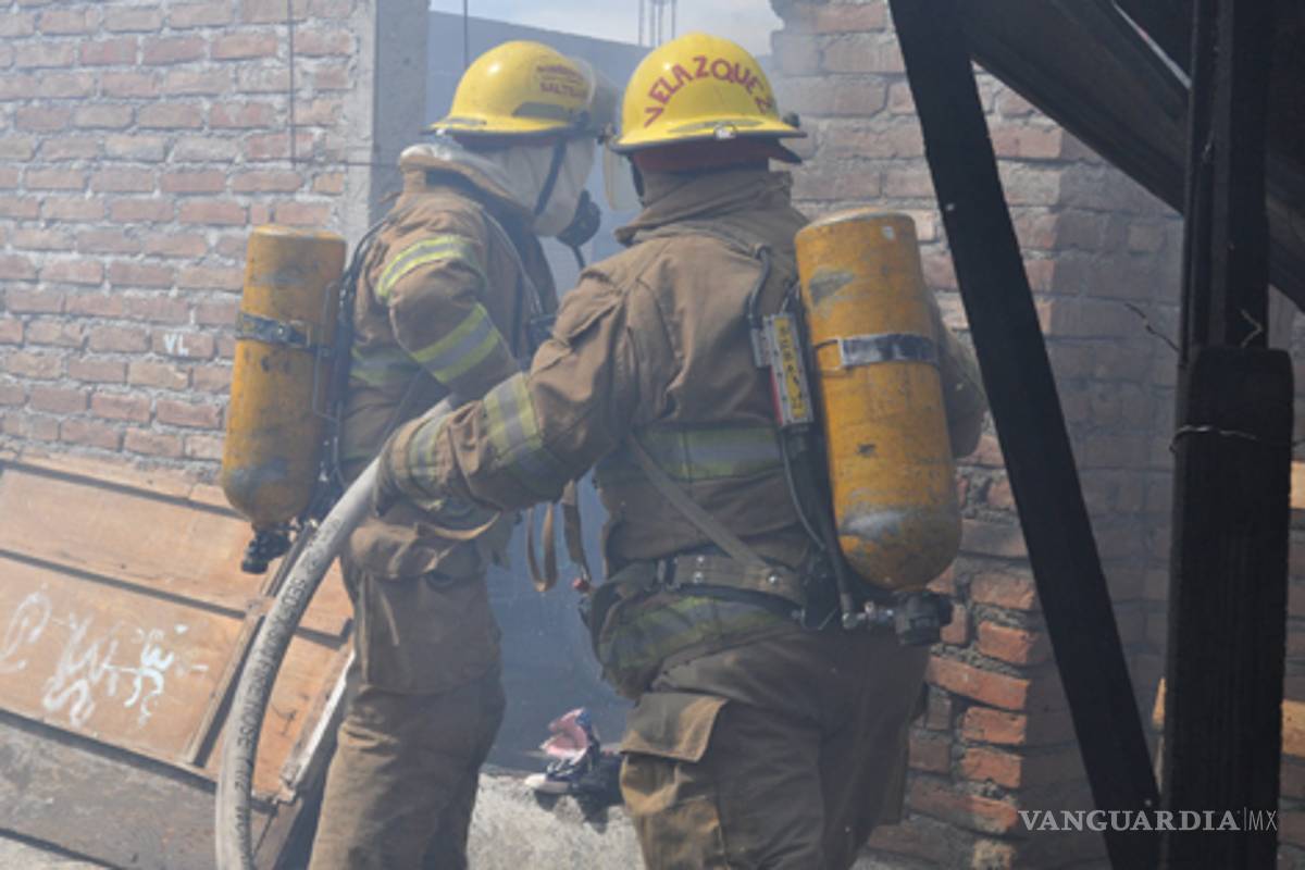 Incendio consume tres negocios en Acapulco