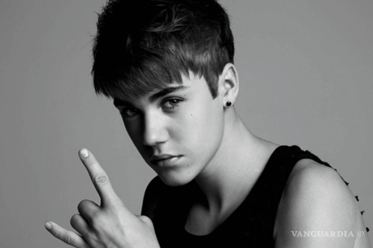 Justin Bieber va a los premios Billboard con una admiradora