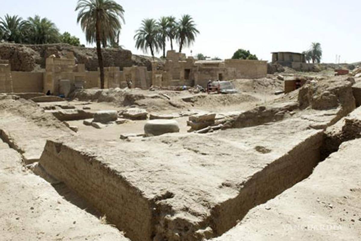 Hallan en templo de Karnak inscripciones y puerta
