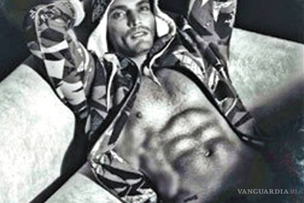 Julián Gil se desnuda en Twitter