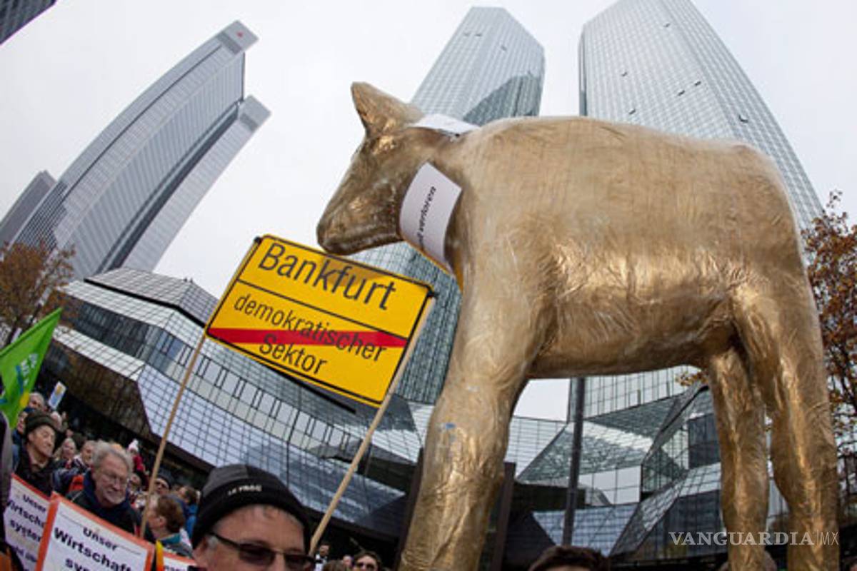 Miles de indignados "abrazan" el centro de Berlín y de Fráncfort