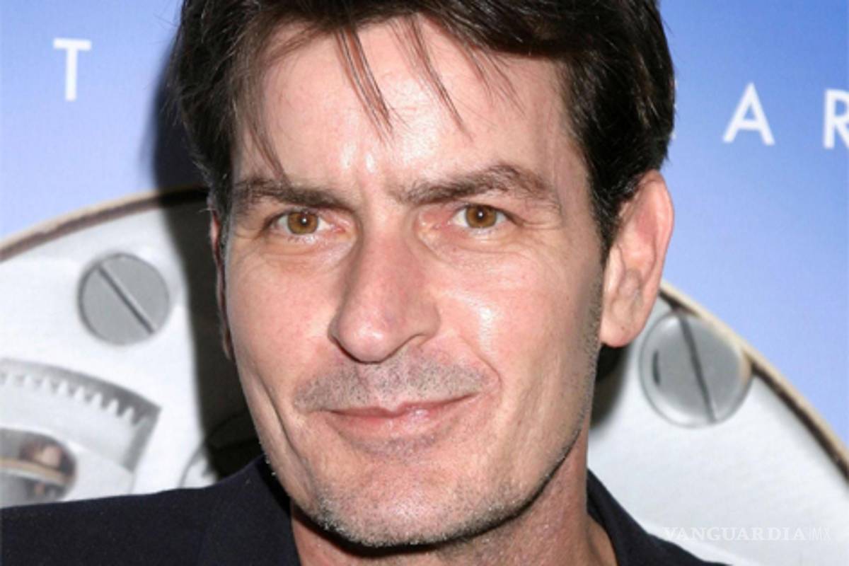 Charlie Sheen aconseja alejarse del crack