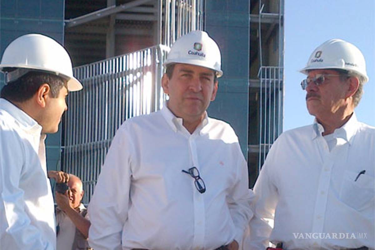 Muestra Eduardo Olmos al gobernador proceso de construcción de la Plaza Mayor