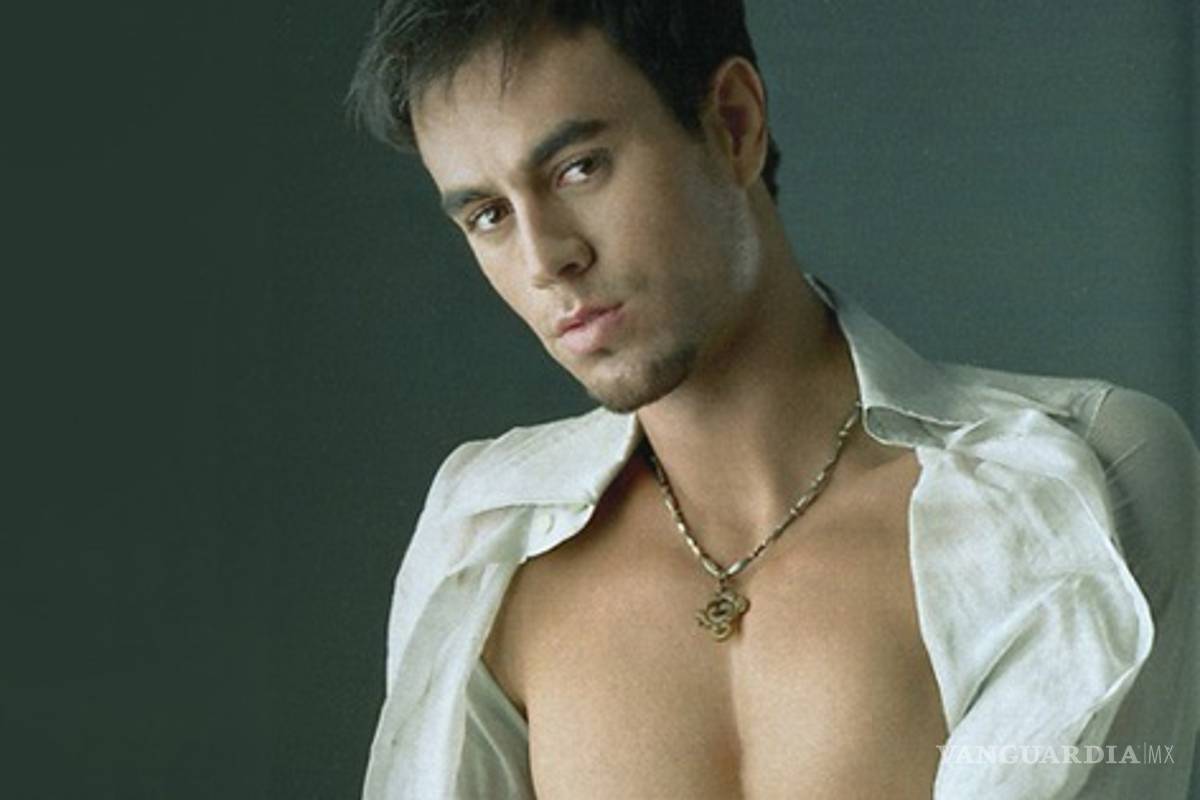 Enrique Iglesias se desnuda para sus fans junto con joven cantante