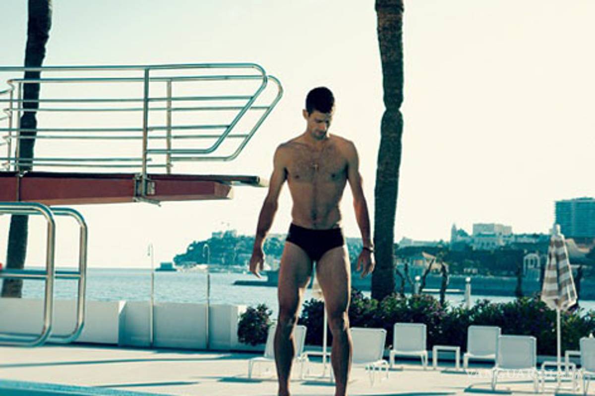 Novak Djokovic luce sus músculos en Vogue