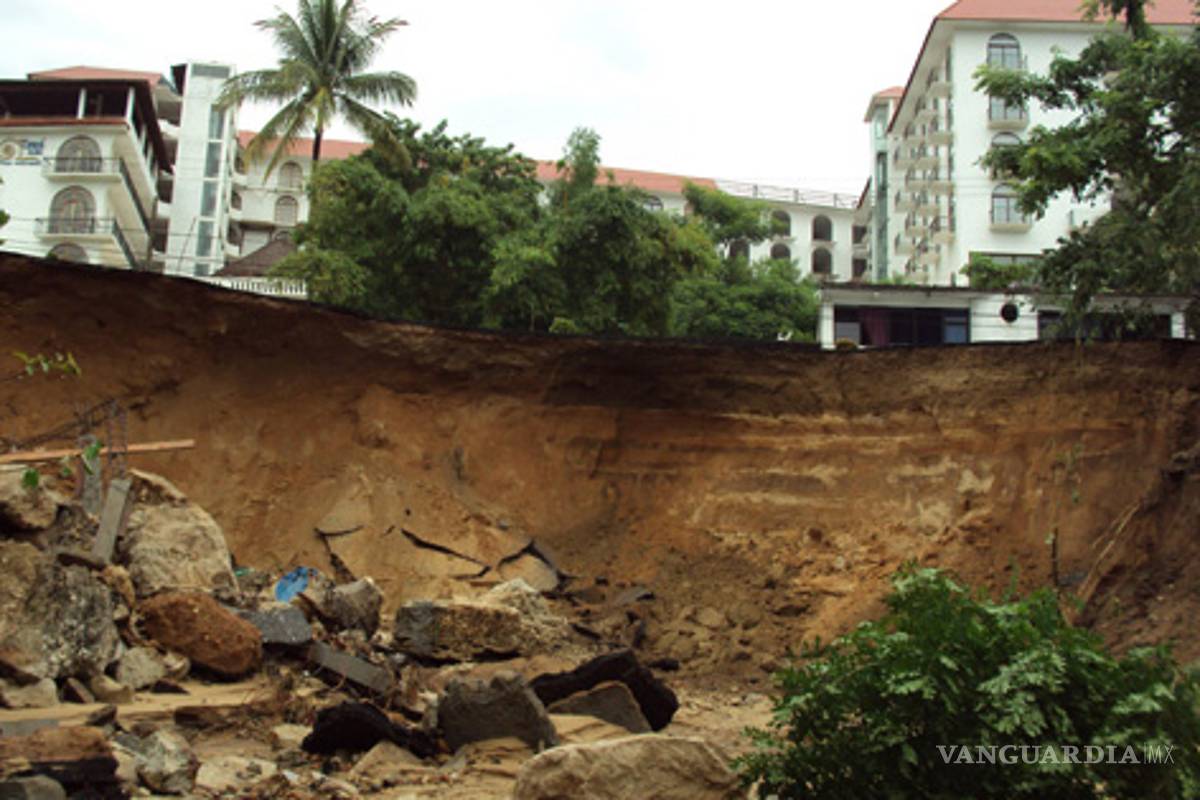 Hay al menos 400 desaparecidos por derrumbe