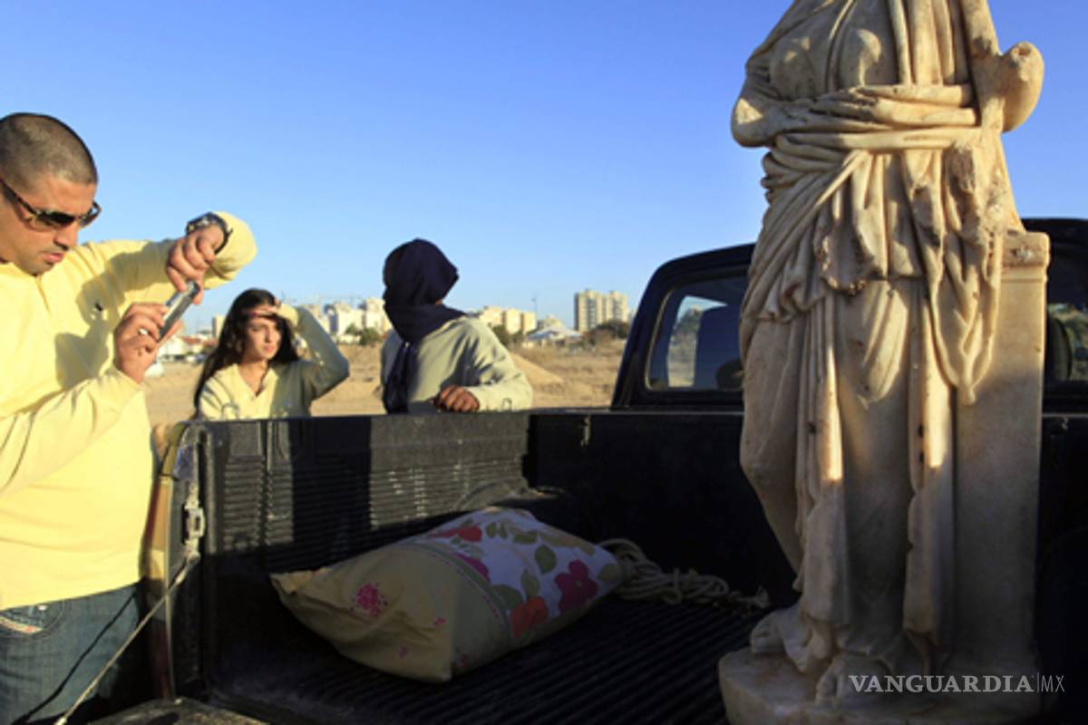 Tormenta deja al descubierto estatua romana