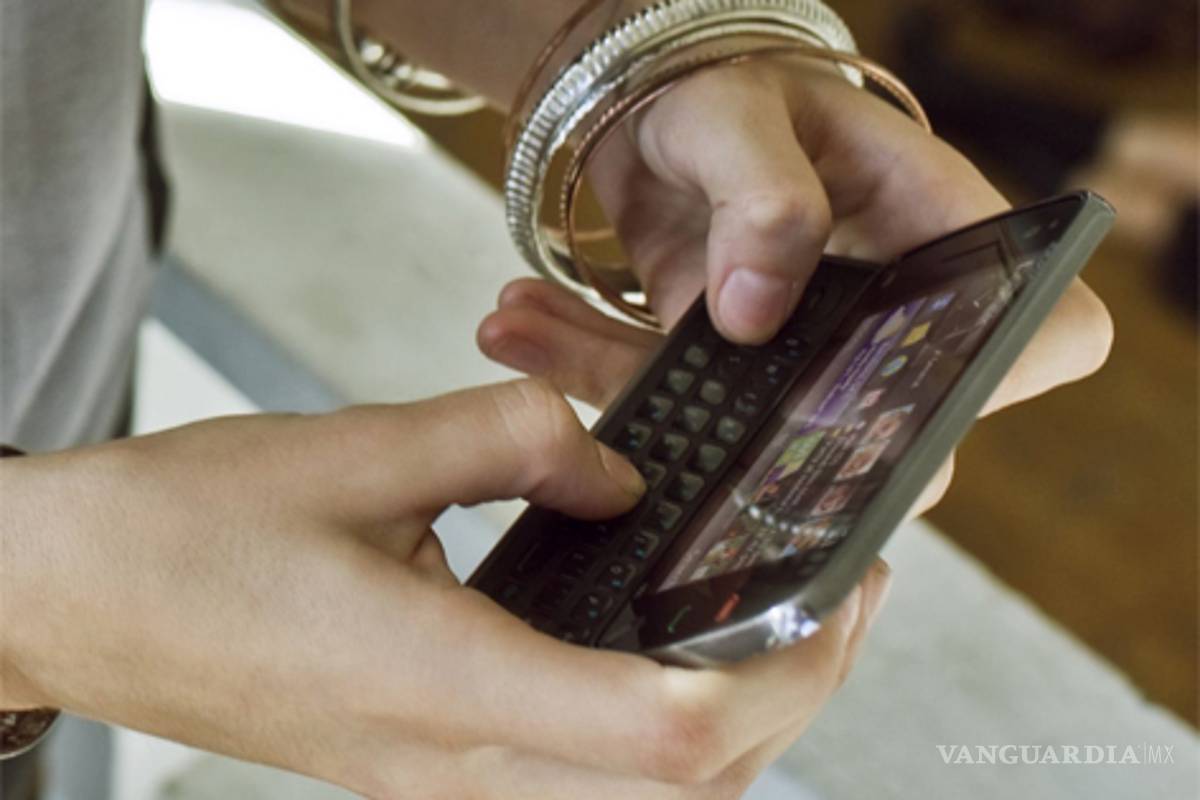 Negros y mujeres hablan y textean más en EU