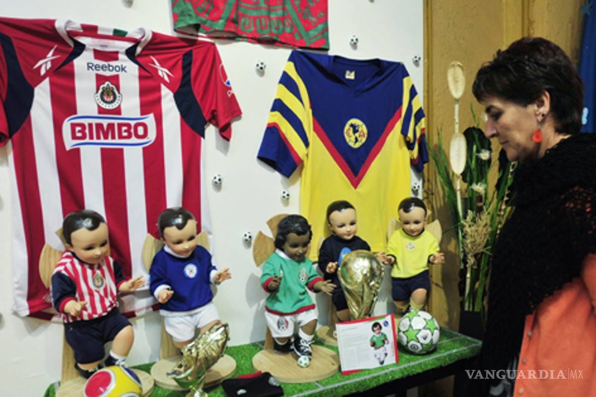 Niños Dios vestidos de futbolistas o migrantes renuevan tradición mexicana