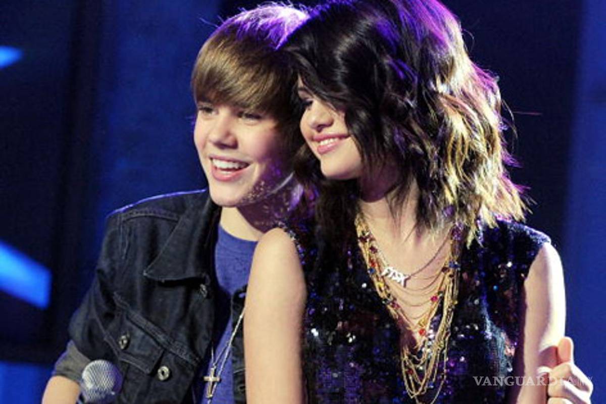 Selena Gomez &quot;tartamudea&quot;, aún no reconoce noviazgo con Justin Bieber