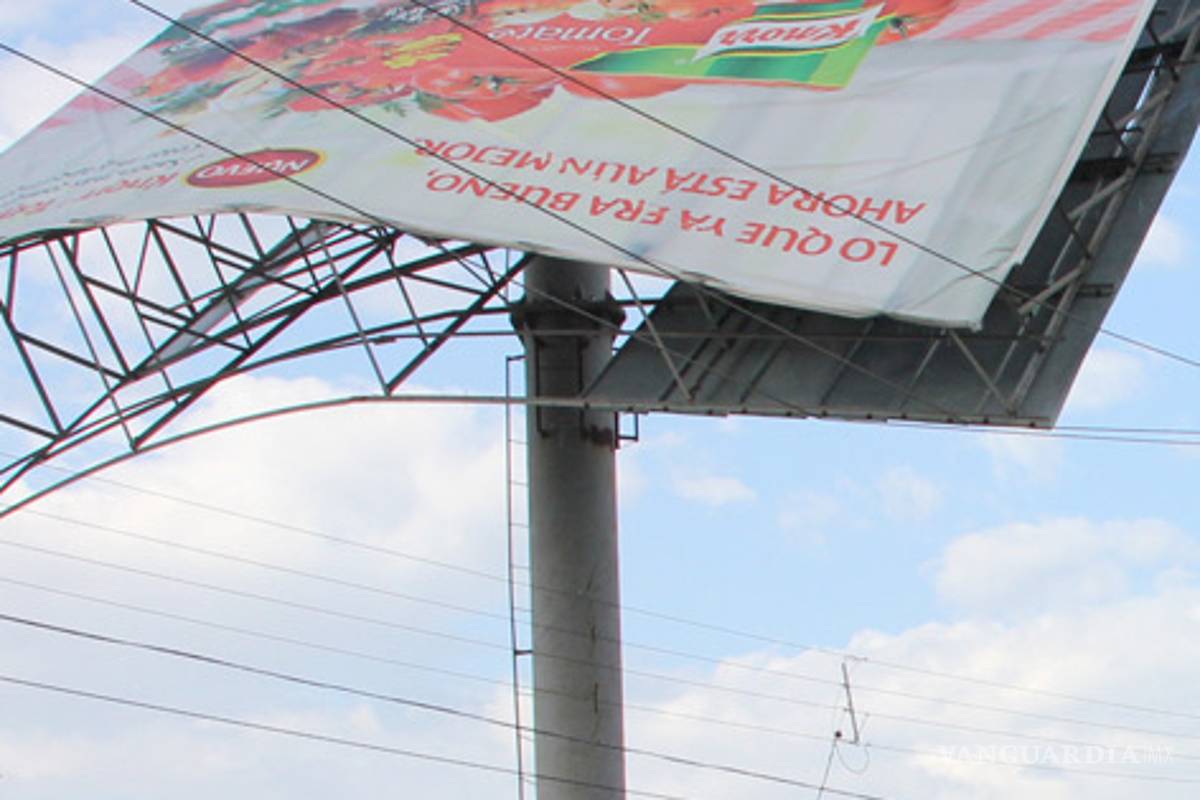 Fallece trabajador herido en caída de anuncio espectacular