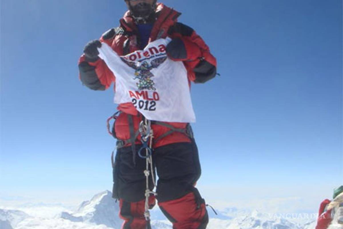 Morena en la cima: Apoyan a AMLO desde la cima del Everest