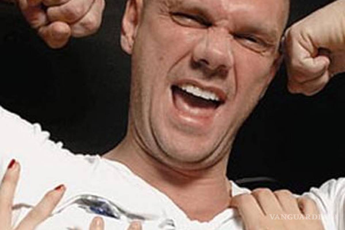 Actor porno lanza perfume, en un frasco muy `particular'