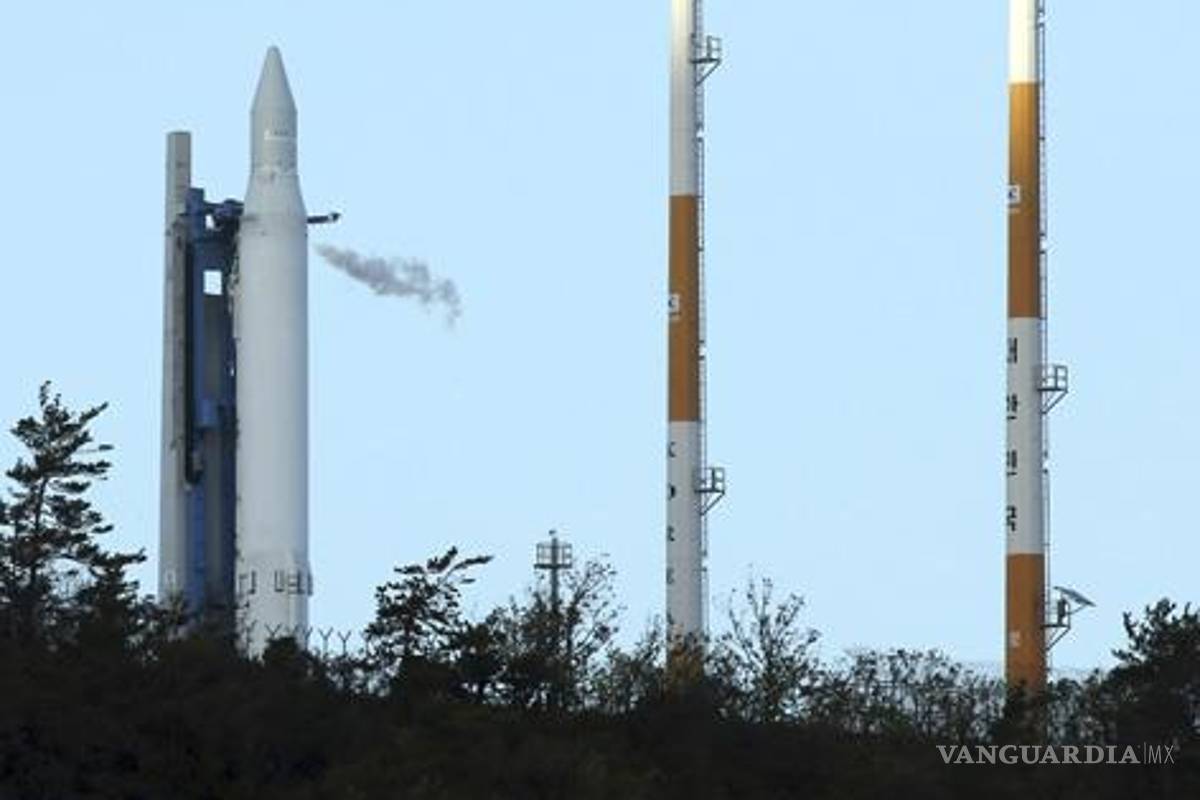 Corea del Norte instala la última fase del cohete que lanzará este mes