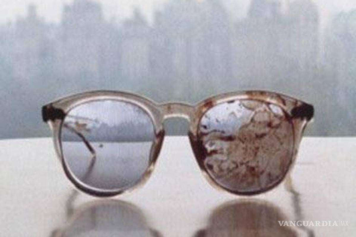 Yoko muestra lentes ensangrentados de Lennon