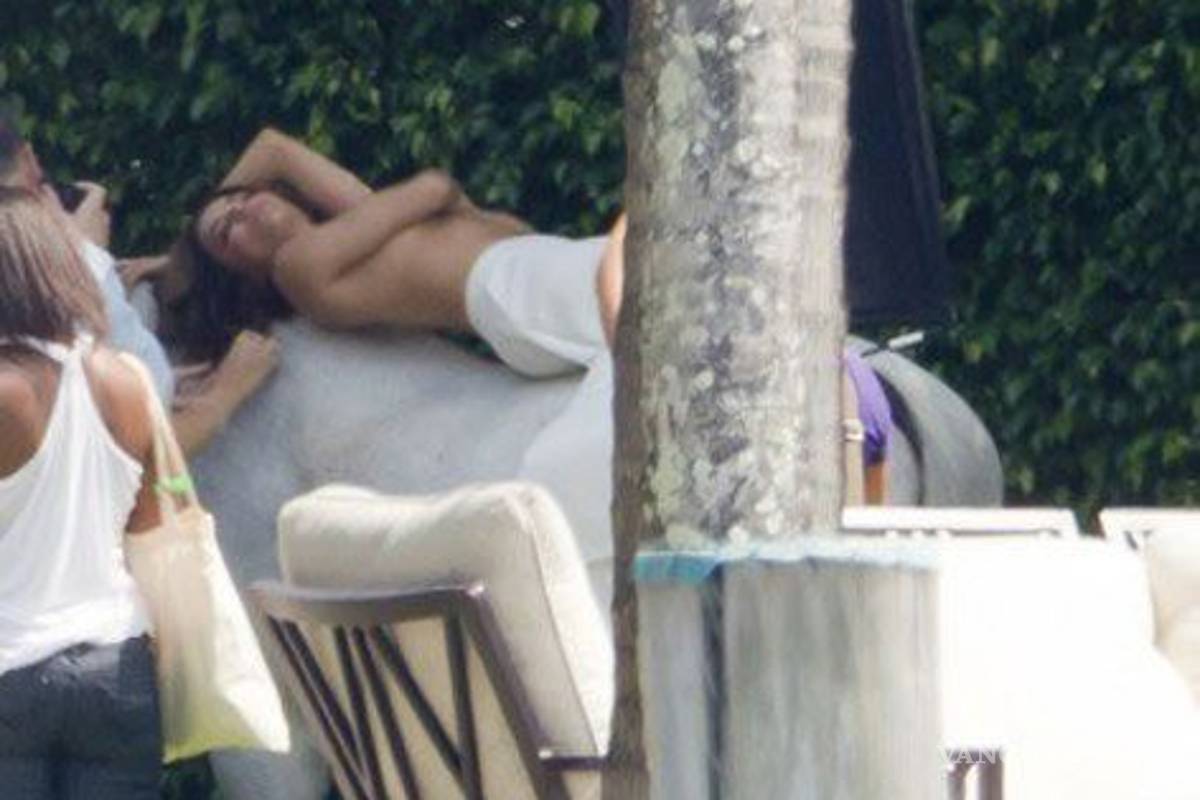 Eva Longoria, desnuda y a caballo