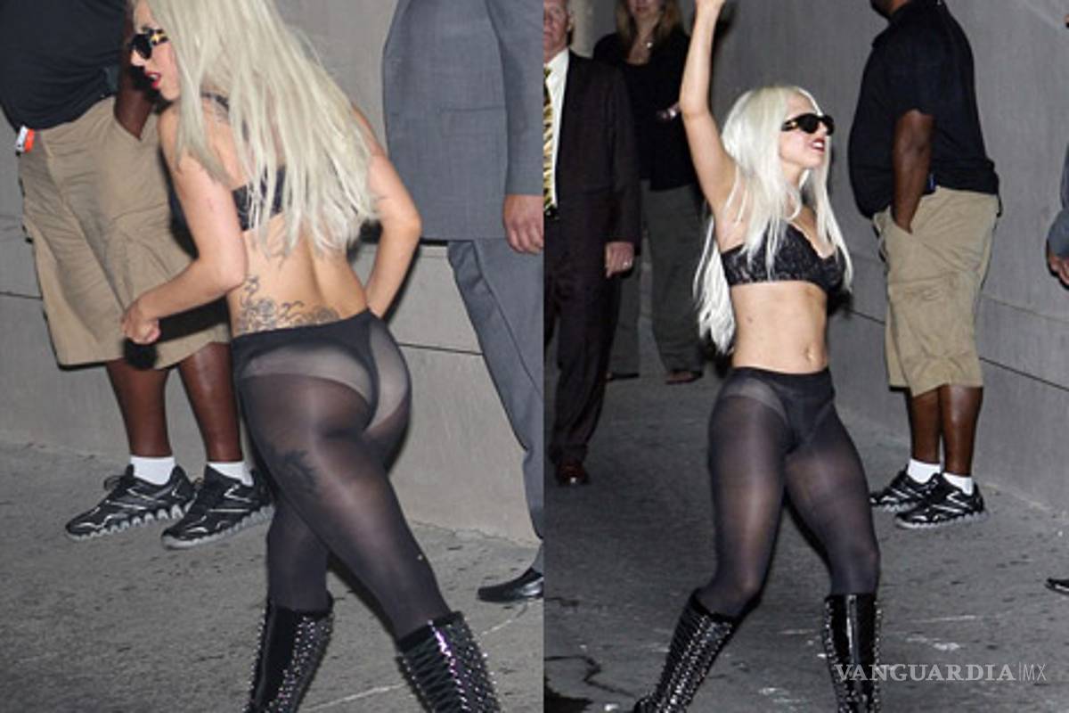 Lady Gaga saluda a fans en ropa interior