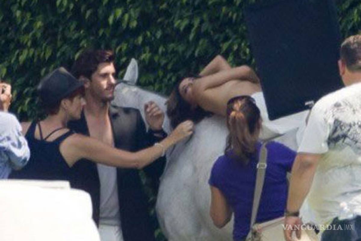 Eva Longoria posa desnuda sobre un caballo