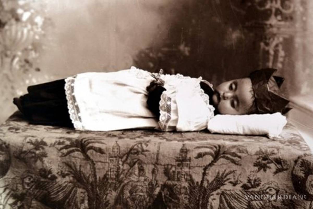 Exponen fotografías post mortem de niños del siglo XIX