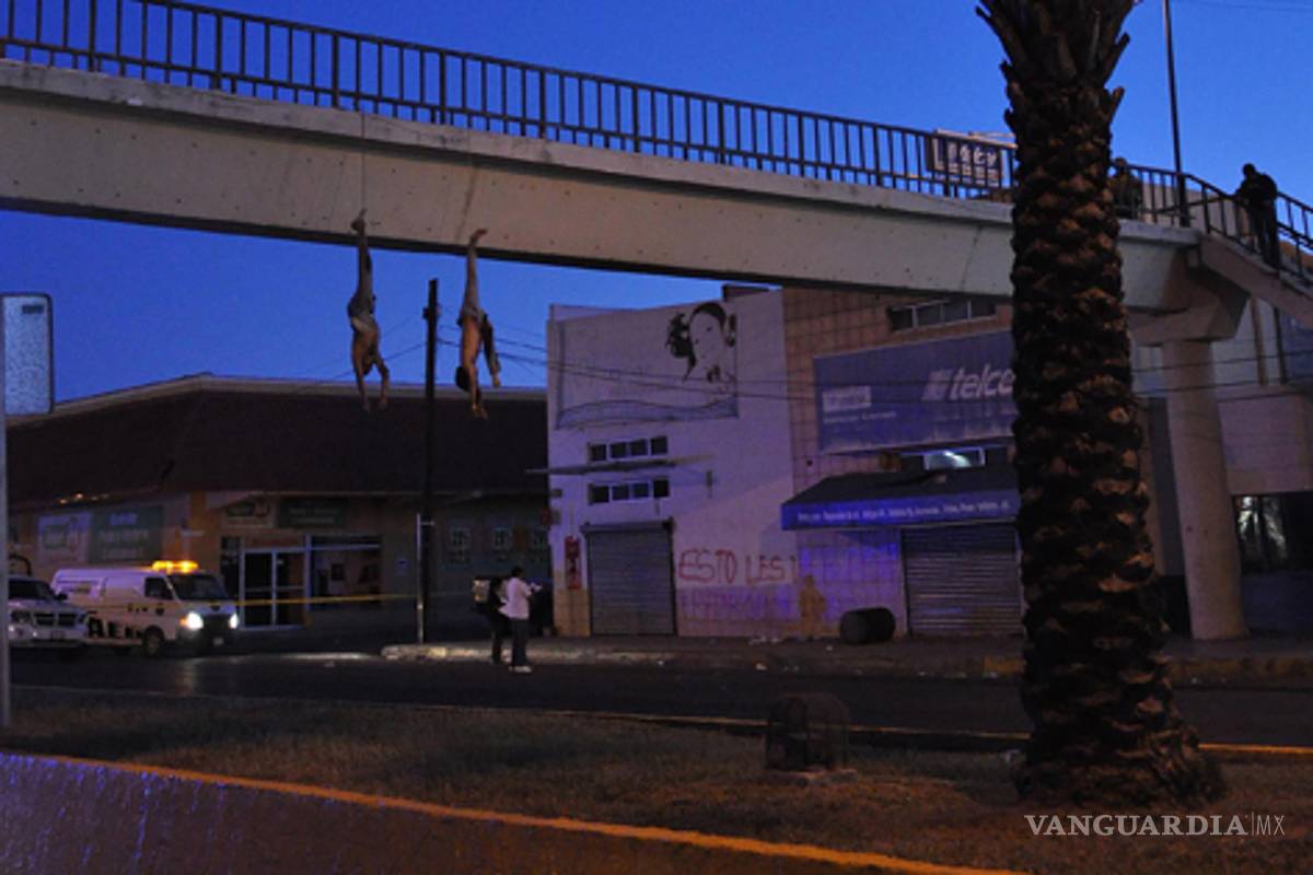 Amanecen dos cuerpos colgados en puente de Allende, NL