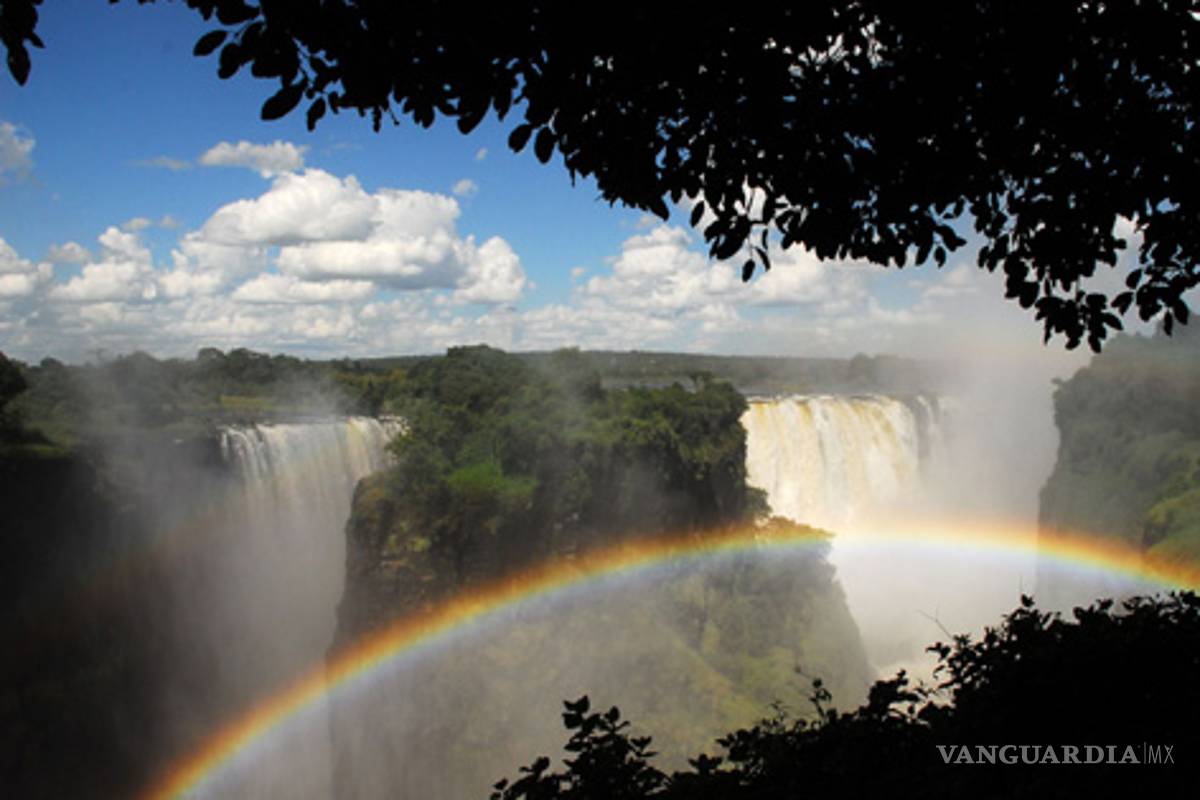 Majestuoso arcoiris, un vistazo a las poderosas cataratas Victoria