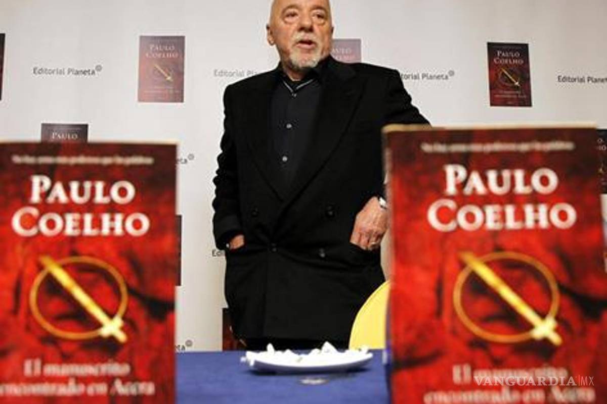 &quot;Hoy no se entiende el escritor sin Twiter ni Facebook&quot;: Coelho