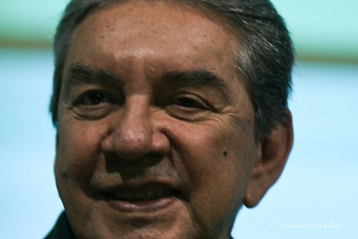 Marco Antonio Muñiz asiste a obra Eva y los Adanes