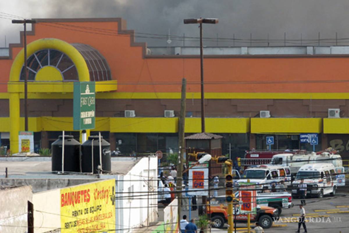 Fuerte incendio calcina completamente centro comercial de Monclova, Coahuila