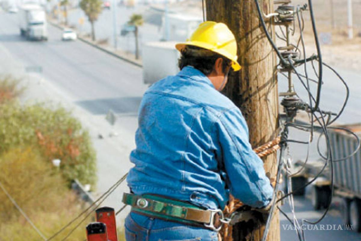 Policías custodian a trabajadores de la CFE, para quitar diablitos