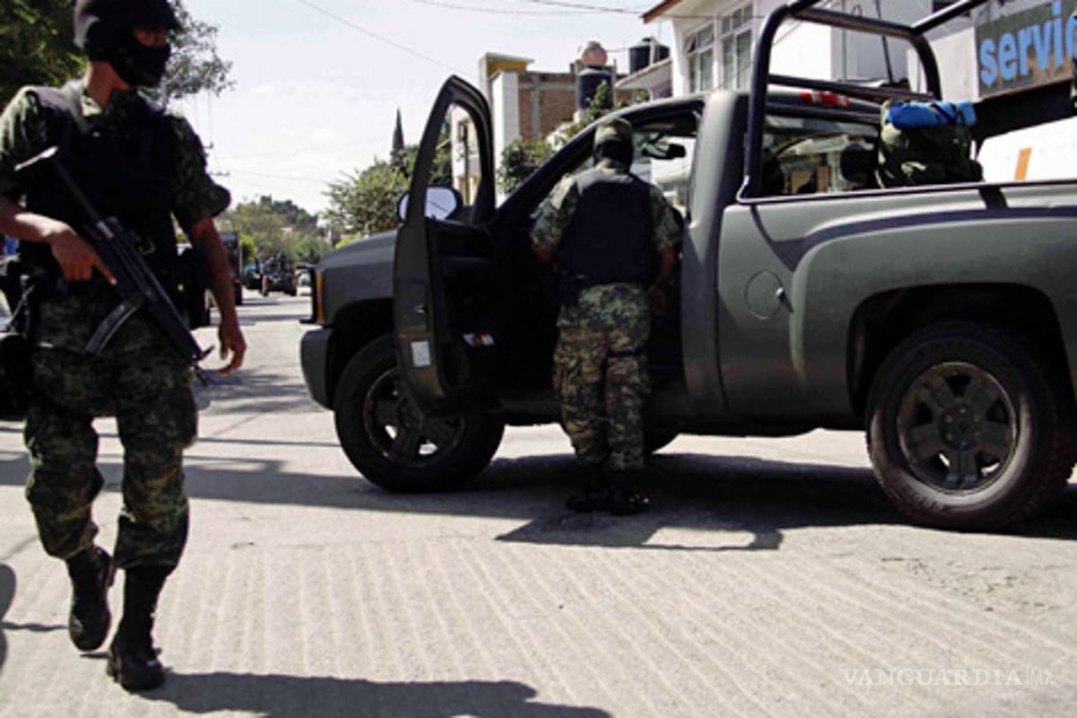 Ejército detiene a 20 policías de Juárez, NL