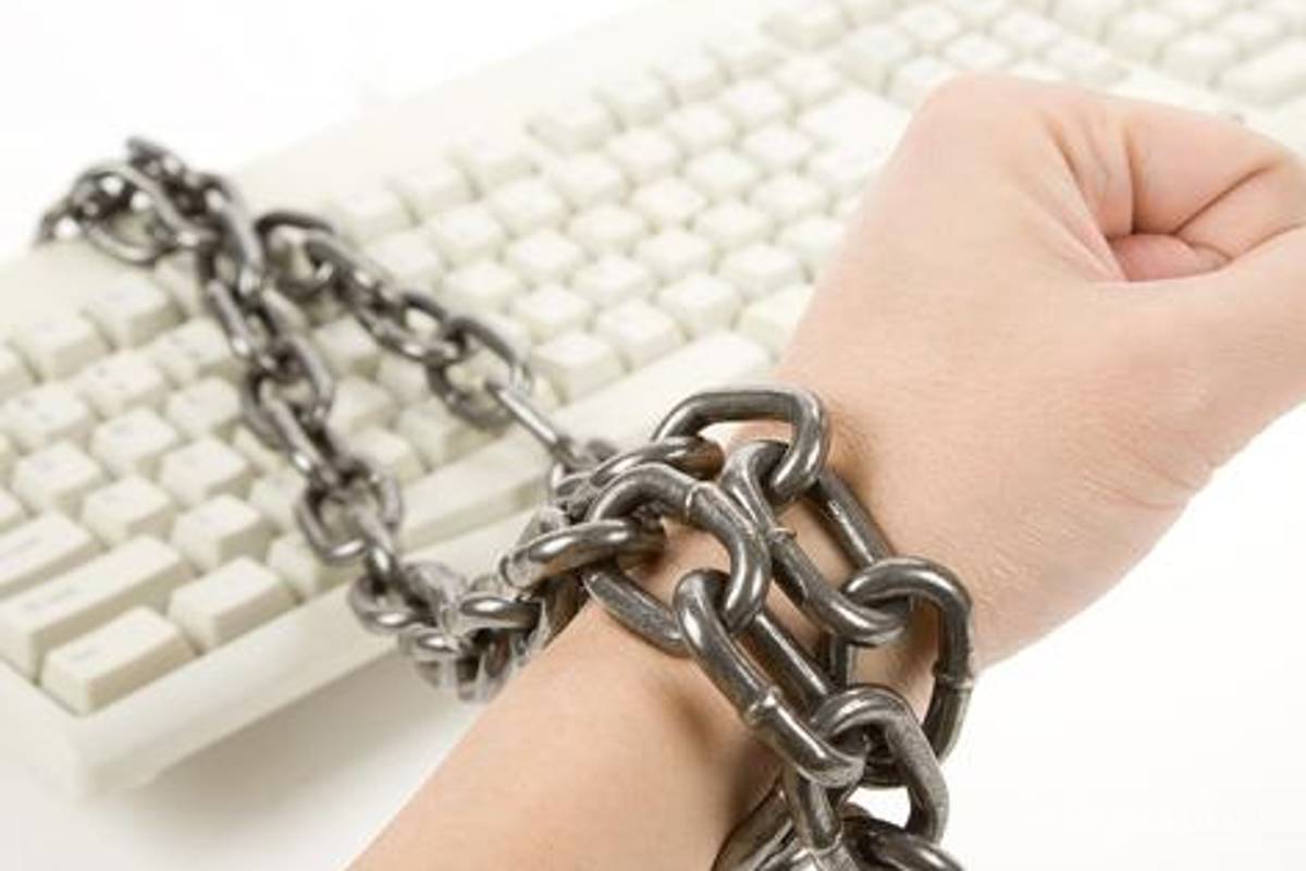 Adicción a Facebook desarrollaría malos hábitos alimentarios