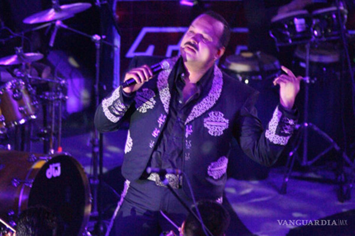Pepe Aguilar emociona a jaliscienses en velada mexicana