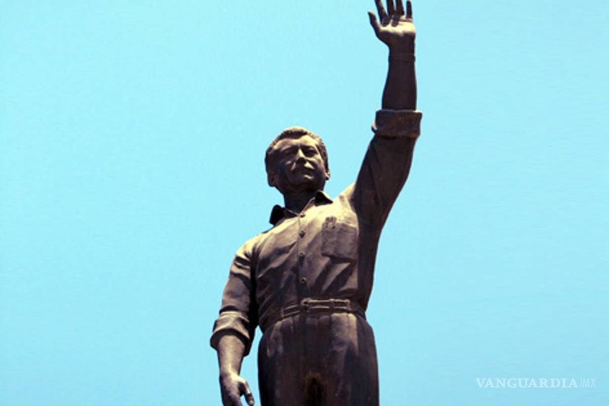 Limpian monumento a Colosio; sólo se acuerdan de él cada año, denuncian