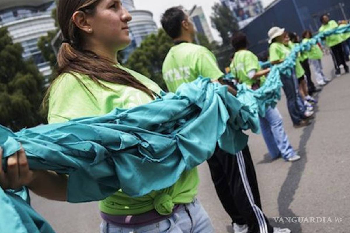 México hace &quot;listón más largo del mundo&quot; contra el cáncer de ovario